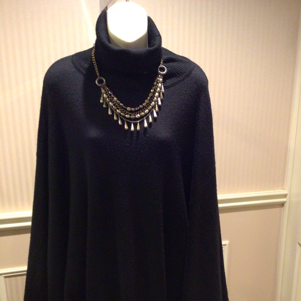 ⬇️Price Drop⬇️Black turtle neck  pullover style fall/winter top/poncho.